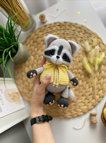 [Igrushki.22, Евгения Пологутина] Енотик Олли (2025)